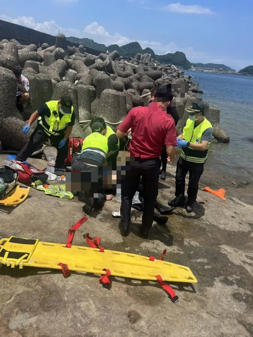 瑞芳蝙蝠洞公園傳遊客溺水 「有穿潛水衣」無生命跡象被拉上岸
