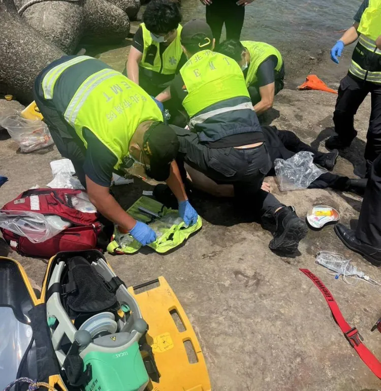 消防人員將溺水男子送醫。翻攝畫面