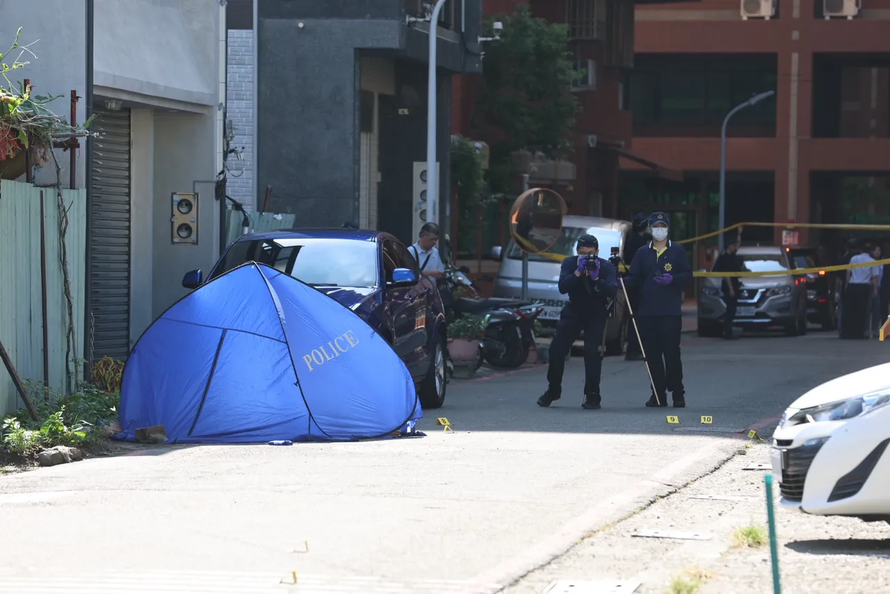 罗男在租屋处附近遛狗惨遭枪杀,警方封锁现场采证。读者提供