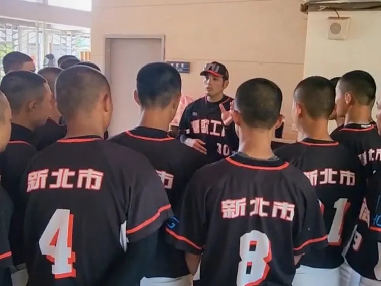 黃恩賜（中）變天兵，擔心在學生前人設崩塌。黃恩賜提供