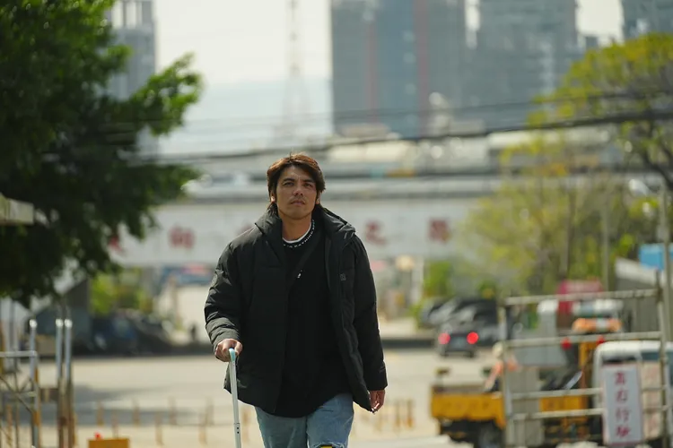 黃恩賜第一天加入綜實境秀，還未剃頭的模樣。台視提供