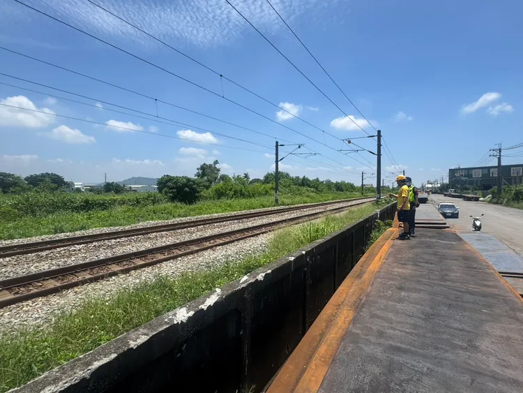 疑因堆高機侵入台鐵路線內，與通過列車發生擦撞，警方正調查原因。翻攝畫面