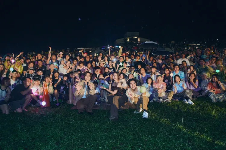 告五人開唱遇大雨，與粉絲一同淋雨互動。相信音樂提供