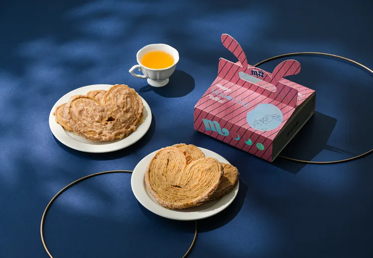 「暮沐手製」的「Heartterfly千層蝴蝶酥禮盒」主打比常規蝴蝶酥大四倍的巨無霸蝴蝶酥，口感與奶香豐富，洋蔥口味鹹香有趣。19號奶油提供