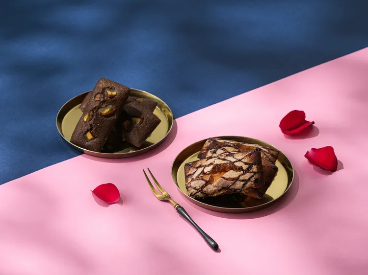 「暮沐手製」的「玫莓焙栗費南雪禮盒」，以19號奶油賦予法式費南雪優雅香氣，東、西方兩種經典口味各有特色。19號奶油提供