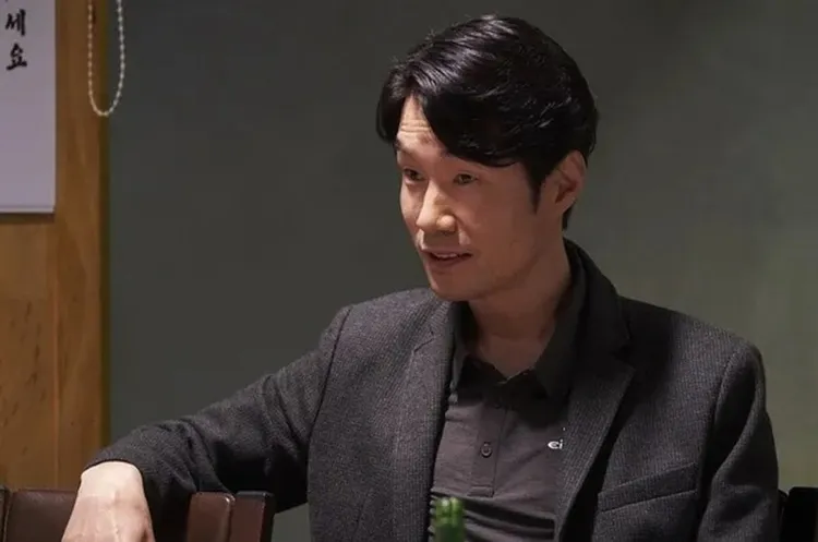 宋英奎在《雞不可失》飾演刑警。翻攝CJ ENM