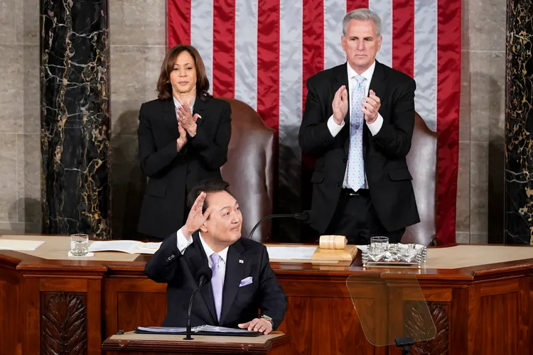 尹錫悅（前）2023年在美國國會發表演講。美聯社資料照片