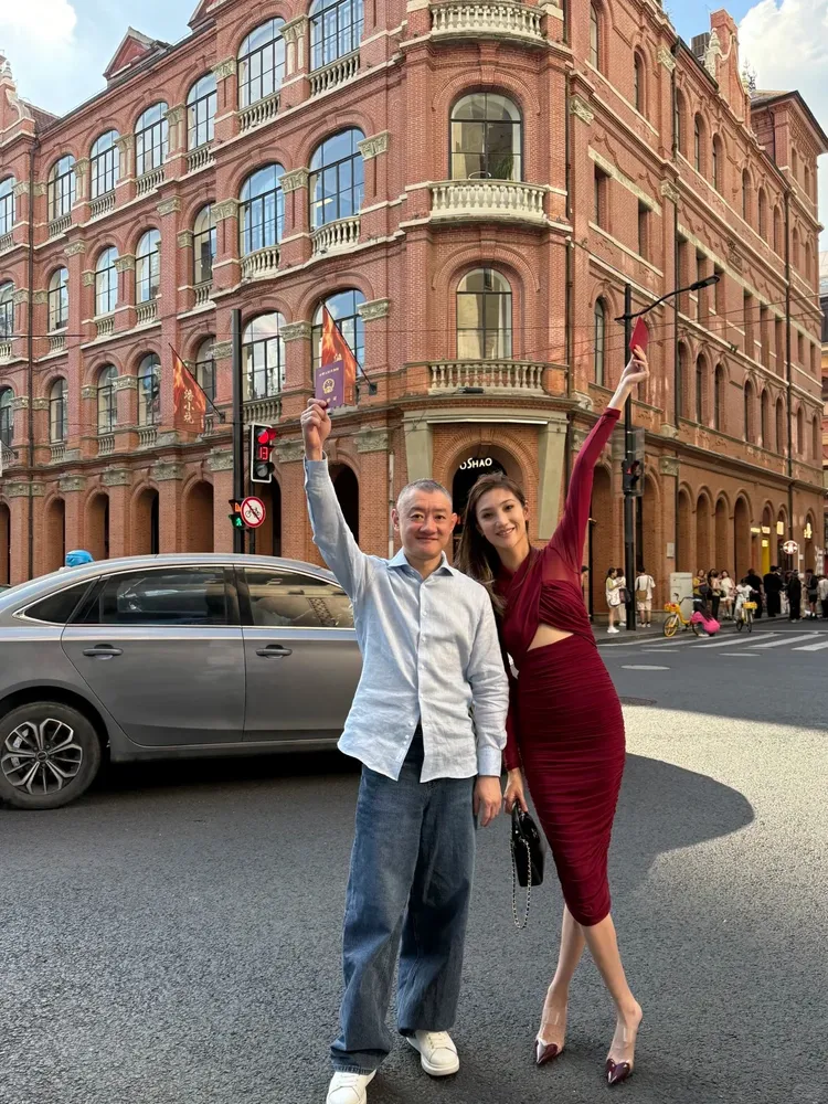 汪雨（左）和小20歲老婆崔璨開心曬結婚證。翻攝崔璨Cecilia小紅書