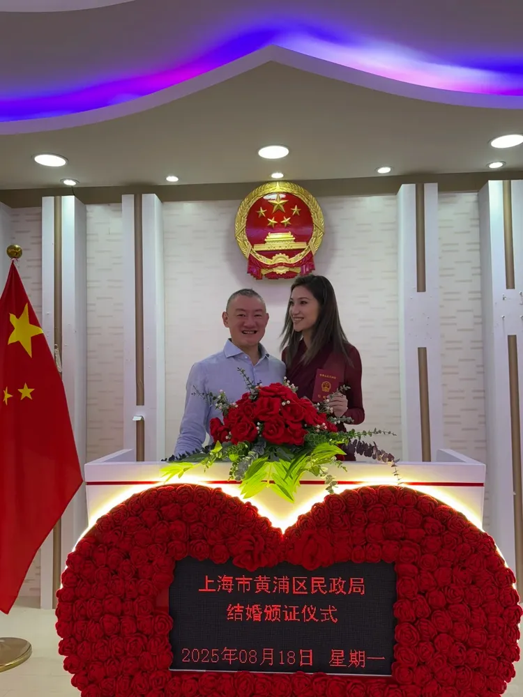 汪雨（左）和崔璨在8月18日女方30歲生日當天領證。翻攝崔璨Cecilia小紅書