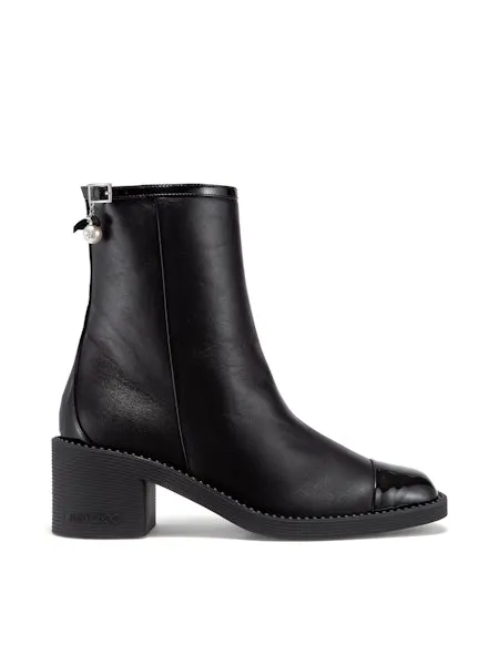 Jimmy Choo黑色ADRY簡約低跟踝靴，4萬9800元。品牌提供