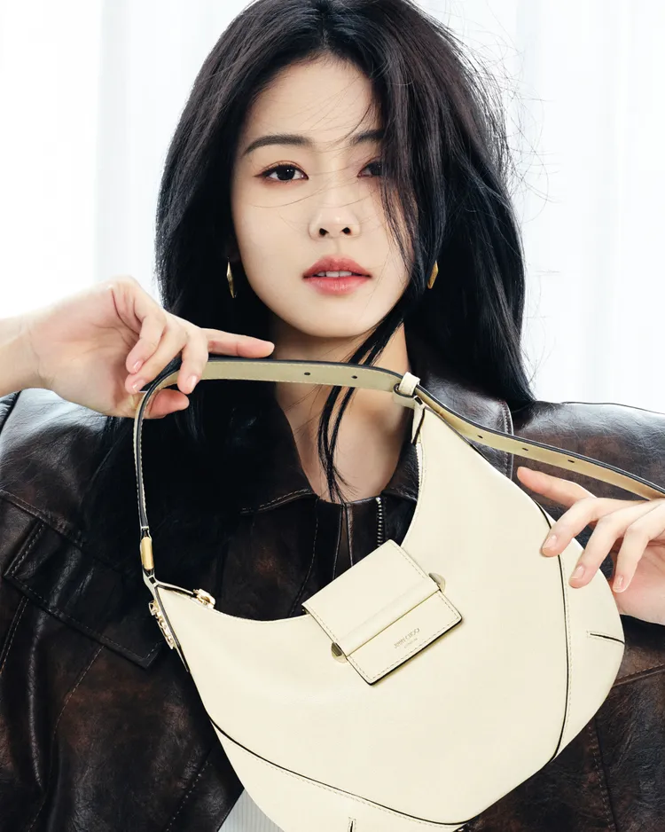 白鹿搶先拎上Jimmy Choo新登場的BAR HOBO包。品牌提供