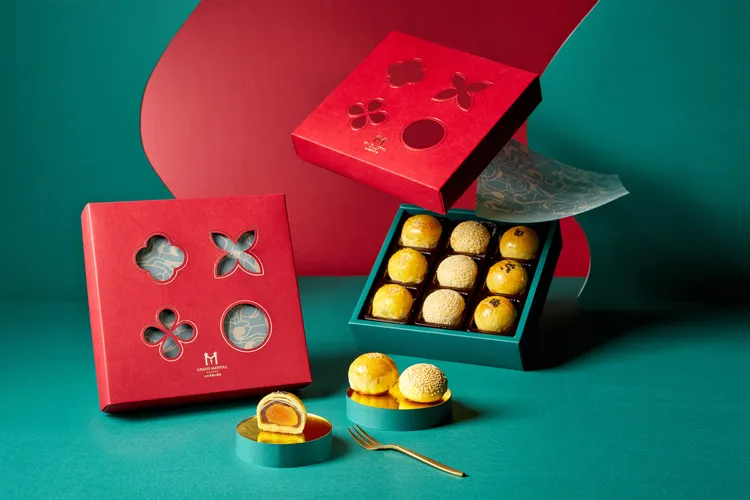 台北美福大飯店推出人氣「金月滿福蛋黃酥禮盒」，內含經典烏豆沙蛋黃酥及綠豆沙蛋黃酥，與首次推出的金賞五福酥，獻上滿滿心意。台北美福大飯店提供
