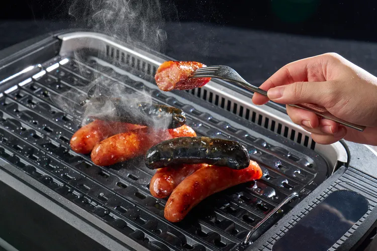 台北美福大飯店延續往年好評，推出「極炙香腸奶茶組」，嚴選美福肉品製成的香腸，肉香四溢，中秋烤肉必備。台北美福大飯店提供