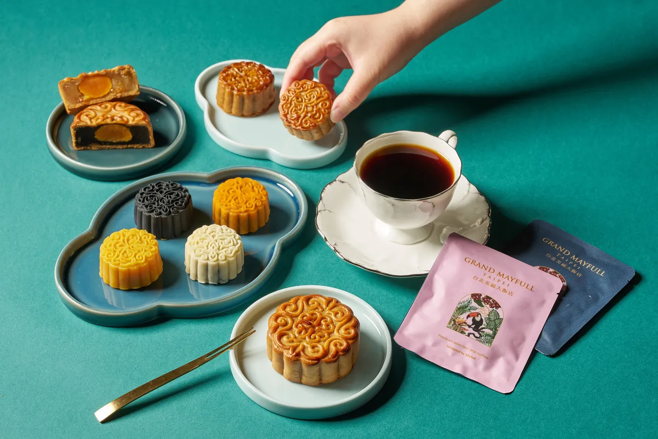 台北美福大饭店「金月丰华月饼礼盒」,结合广式及桃山风味月饼共八入,搭配两款滤挂咖啡,送礼体面。台北美福大饭店提供