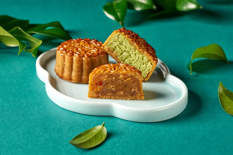 台北美福大飯店今年推出的「金月豐華月餅禮盒」，其中斑斕椰子口味的廣式月餅，甜香柔滑，帶出濃厚南洋風情。台北美福大飯店提供