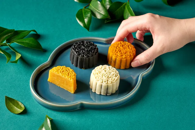 台北美福大飯店「金月豐華月餅禮盒」，口感細緻的桃山月餅，口味包含鳳梨陳皮、金沙奶黃、伯爵金桔及厚奶花生。台北美福大飯店提供