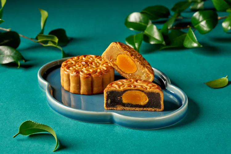 台北美福大飯店今年推出的「金月豐華月餅禮盒」，廣式風味以新鮮紅潤的蛋黃，搭配金桔蓮蓉及棗泥核桃內餡。台北美福大飯店提供