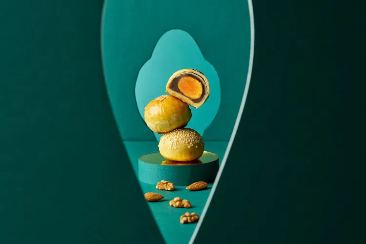 台北美福大飯店「金月滿福蛋黃酥禮盒」，提供人氣經典烏豆沙及綠豆沙蛋黃酥，並首次推出金賞五福酥，打造中秋專屬心意好禮。台北美福大飯店提供