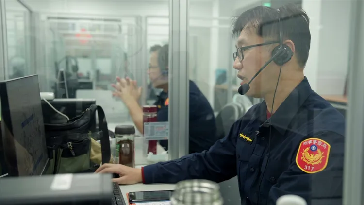 165反詐諮詢專線員警沒有配槍，他們的值勤武器就是一副耳機。鏡電視提供 