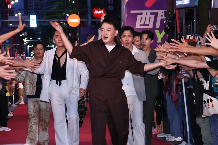 王識賢帶領的北館走紅毯人氣旺。莊宗達攝