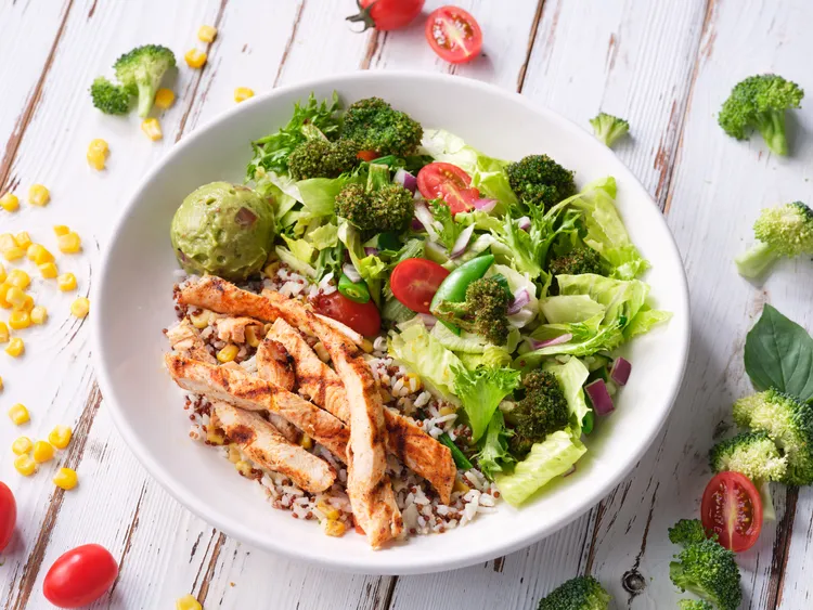 TGI FRIDAYS 父親節4人套餐，包含美味健康兼具的雞肉藜麥碗