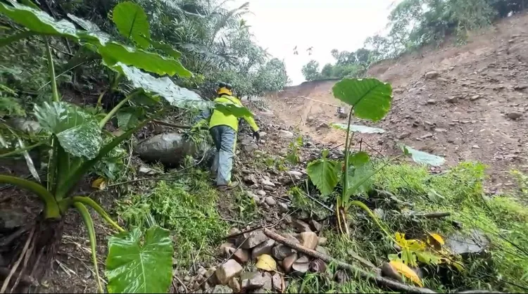 山區地勢崎嶇又下大雨，增加搜救困難，機具也無法到現場。民眾提供