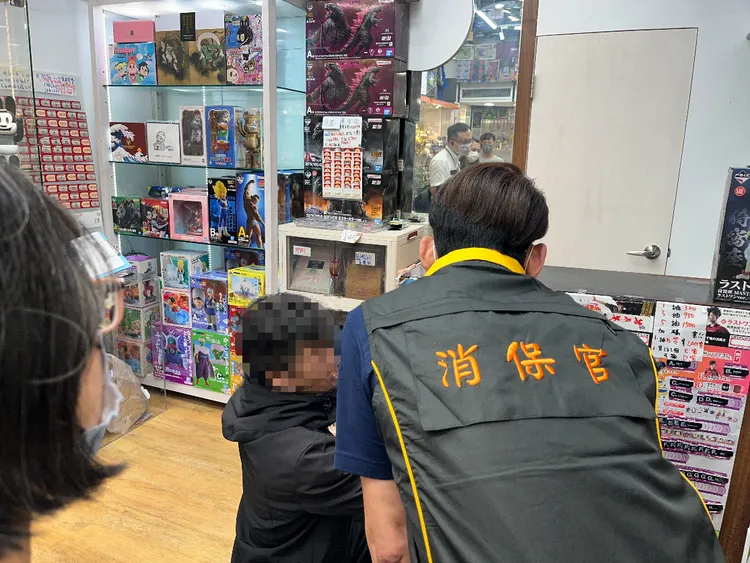 北市消保官會同商業處前往萬年大樓進行一番賞商家聯合稽查。台北市法務局提供