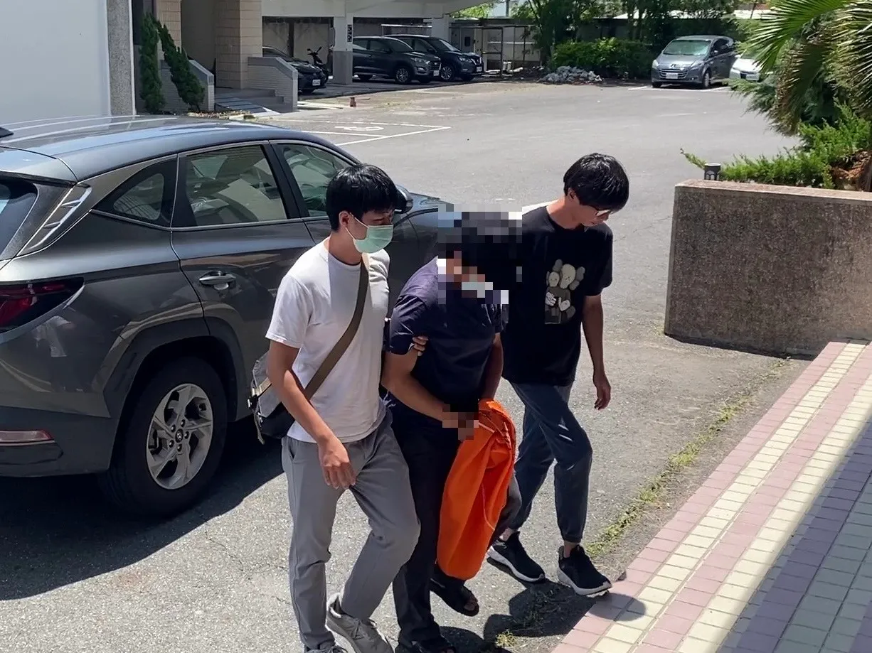 警方詢後將余男送橋頭地檢偵辦並解送歸案。翻攝照片