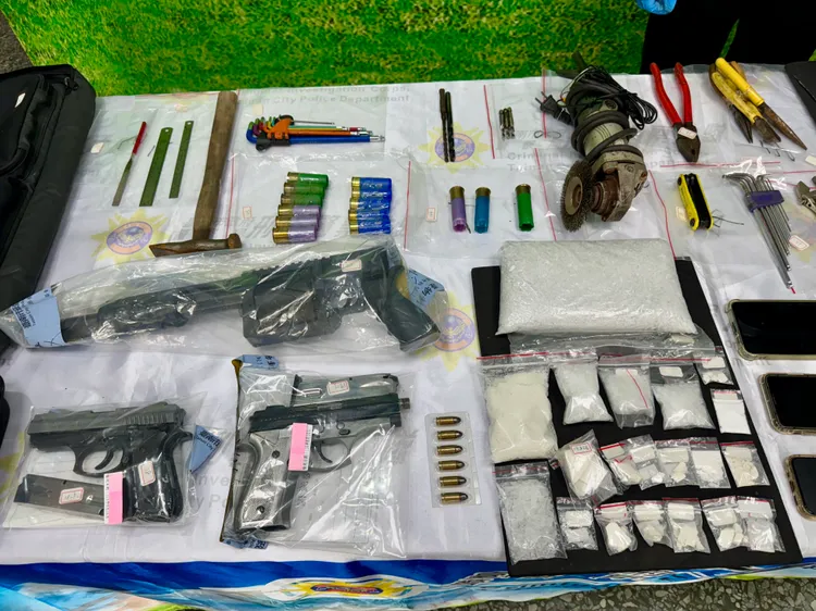 警方在余男棲身的貨櫃屋起出改造手槍、毒品等贓證物。翻攝照片