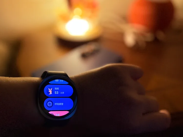 Galaxy Watch8會根據用戶的翻身頻率、心跳變化與環境數據，生成完整睡眠報告，並提供個人化作息建議。趙筱文攝