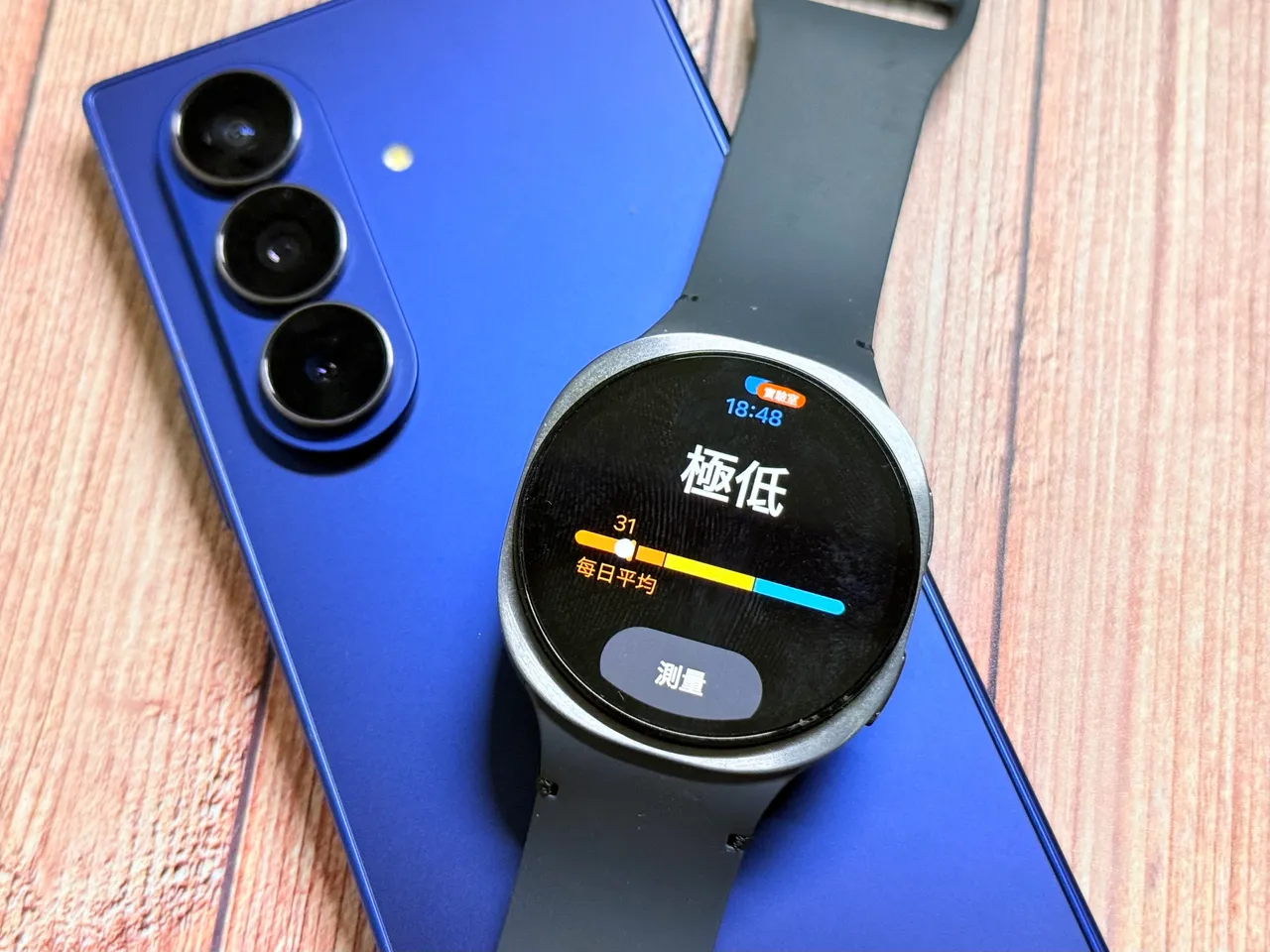 Galaxy Watch8系列首創抗氧化指數追蹤功能,只需拇指按壓感應器,即可即時掌握細胞健康與生活習慣影響,輕鬆獲得專屬營養建議,無需繁瑣檢測。趙筱文攝