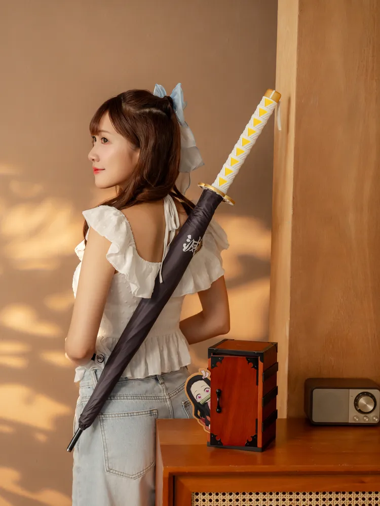 「日輪刀傘－善逸款」還原善逸的雷之呼吸帥氣姿態，連傘柄都是日輪刀造型。7-ELEVEN提供