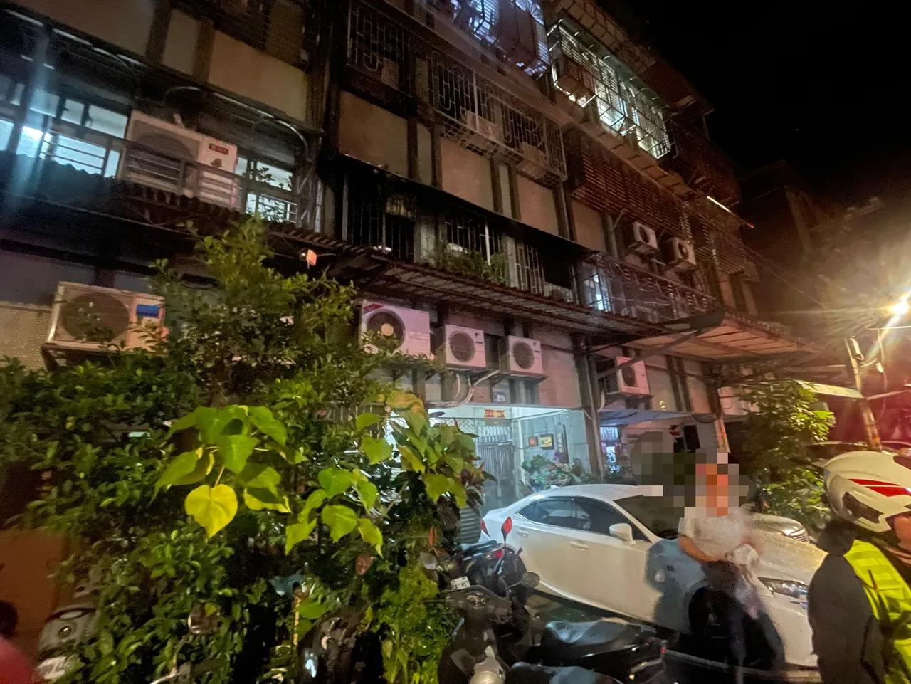 起火户为2楼公寓内的客厅,火势在15分钟获得控制并扑灭。翻摄画面