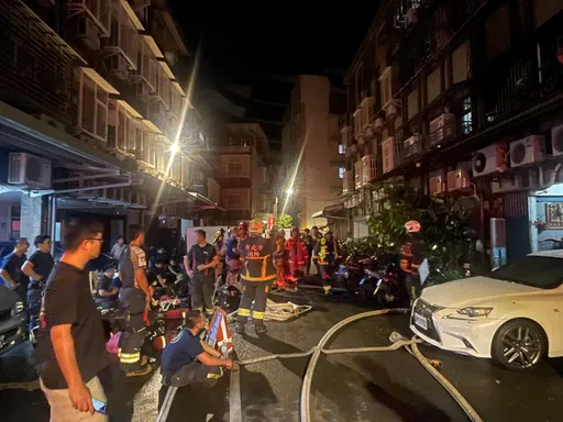 板桥公寓暗夜火!屋主逃出狂喊「妻与3子在屋内」 救出7人急送医