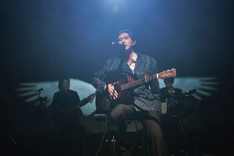 柏霖自彈自唱演唱《允許萬物破碎》全曲目。索尼音樂提供