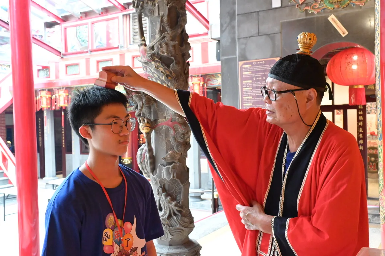 成年禮中,道長替學子祈福,未來更懂事孝順,學業進步。廟方提供