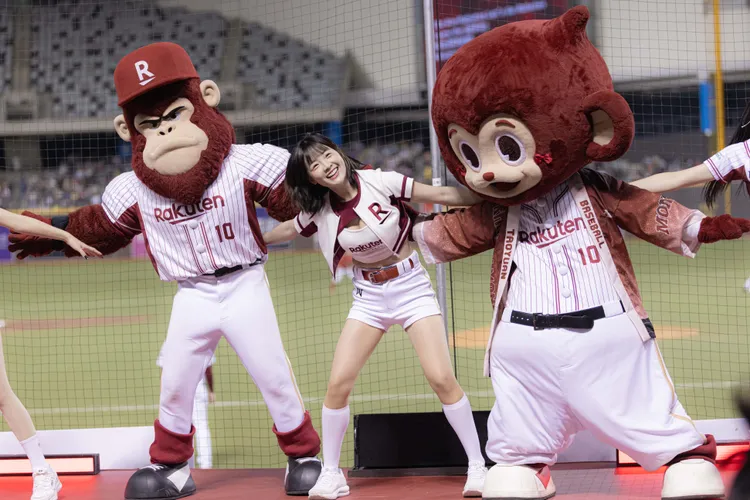 左起大聖、籃籃、猿氣。樂天桃猿提供