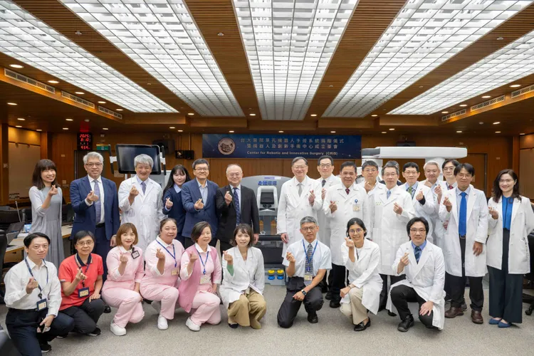 台大醫院單孔機器人手術系統捐贈儀式暨機器人及創新手術中心成立 邁向智慧微創手術新時代強化臨床醫療量能記者會。台大醫院提供