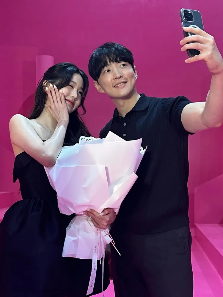 金秉勳（右）與MediCube新代言人IVE的張員瑛合影。翻攝金秉勳IG