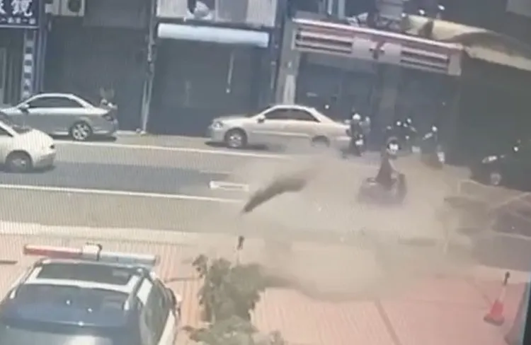 玻璃碎片四散。翻攝畫面