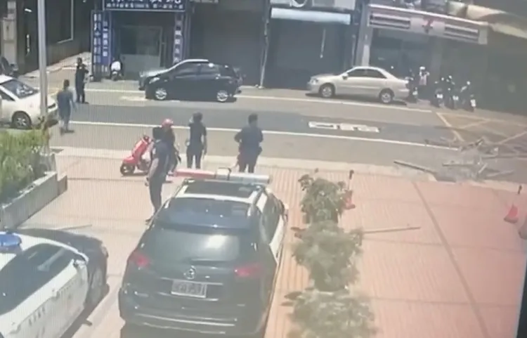 警員關懷騎士。翻攝畫面