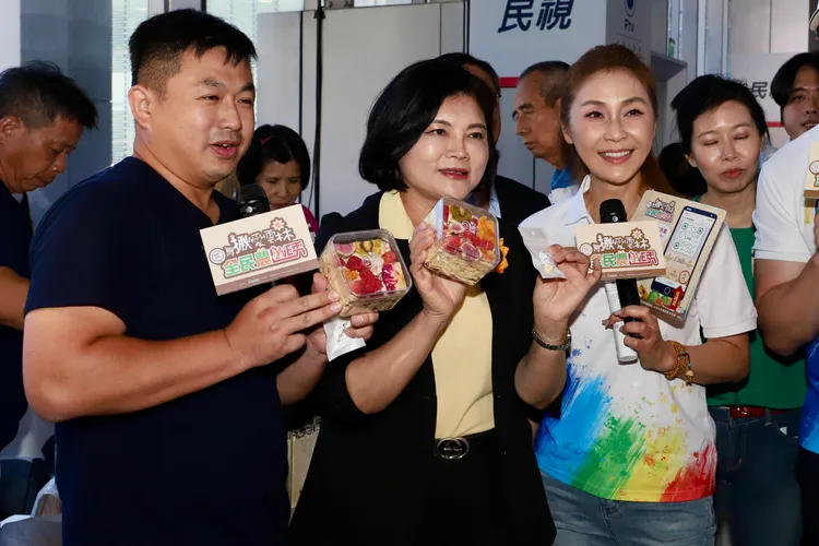 雲林縣長張麗善（中）力挺在地農產，與梁佑南（右）分享好物。民視提供