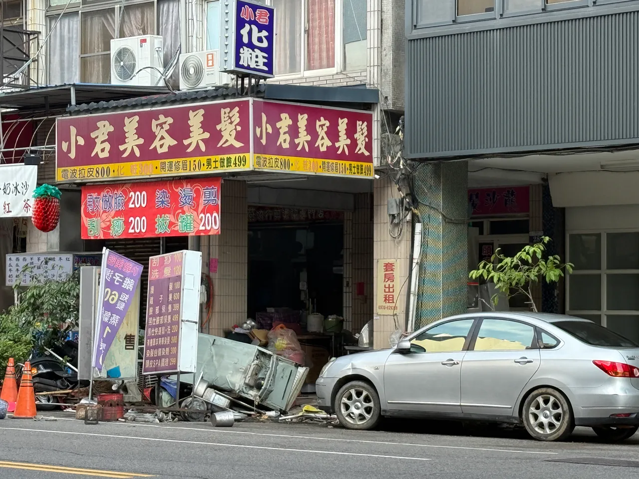 奚男开车冲撞路边摊贩物品,被逮后酒测值高达0.91。翻摄画面