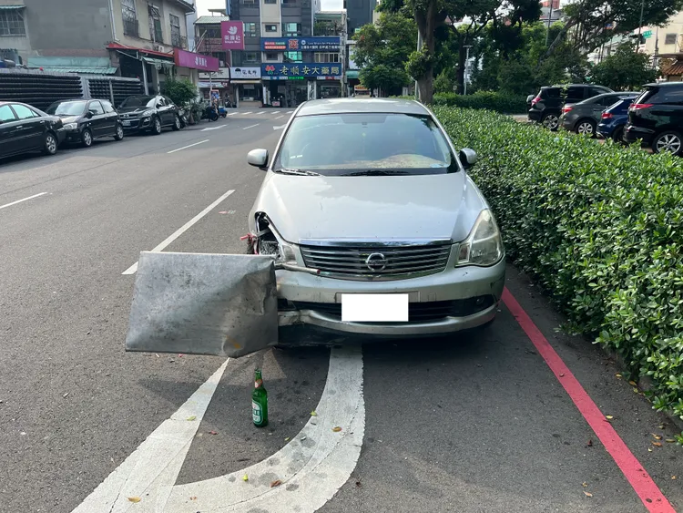 奚男開車衝撞路邊攤販物品，被逮後酒測值高達0.91。翻攝畫面