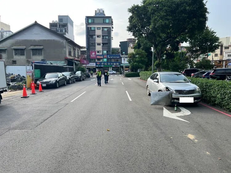 奚男開車衝撞路邊攤販物品，被逮後酒測值高達0.91。翻攝畫面