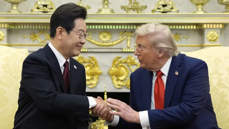 美國總統川普（右）向南韓總統李在明表示，希望能擁有美軍駐南韓基地的土地所有權。美聯社