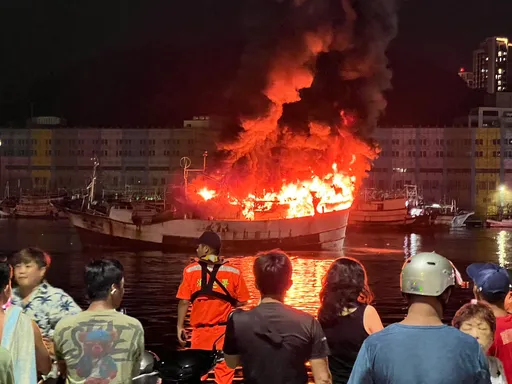 基隆八斗子港口驚傳火警!漁船全面燃燒「狂竄黑煙」 現場畫面曝光