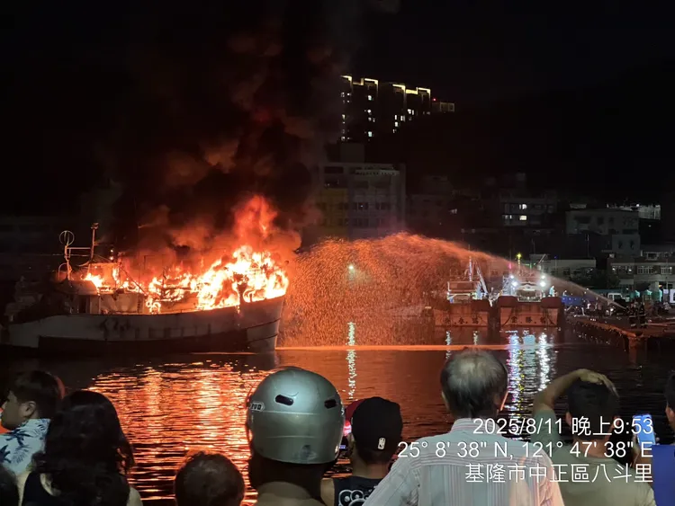 警消趕抵後立刻佈水線灌救。民眾提供
