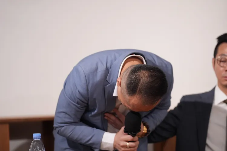 安哥鞠躬3次道歉。攝影中心攝