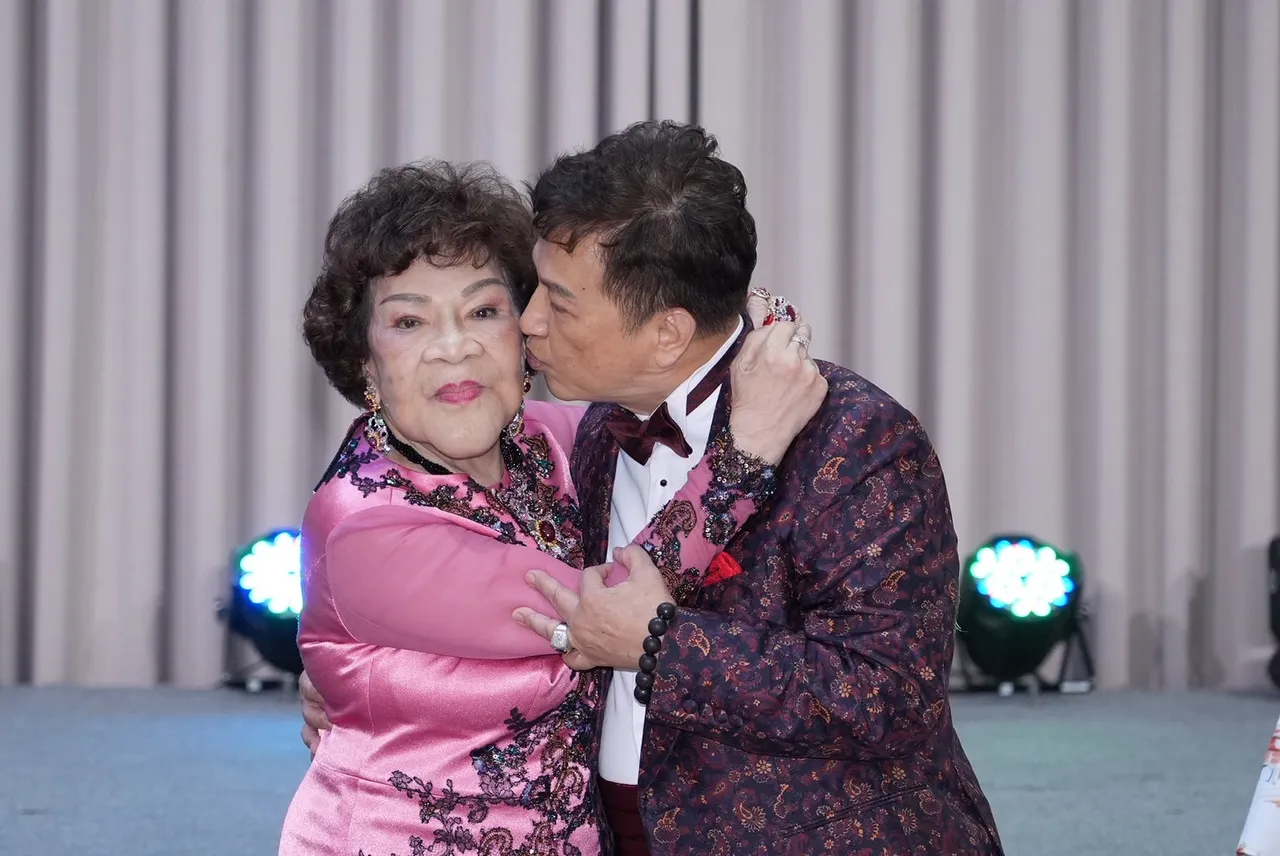 李朝永(右)夸老婆越来越年轻。读者提供